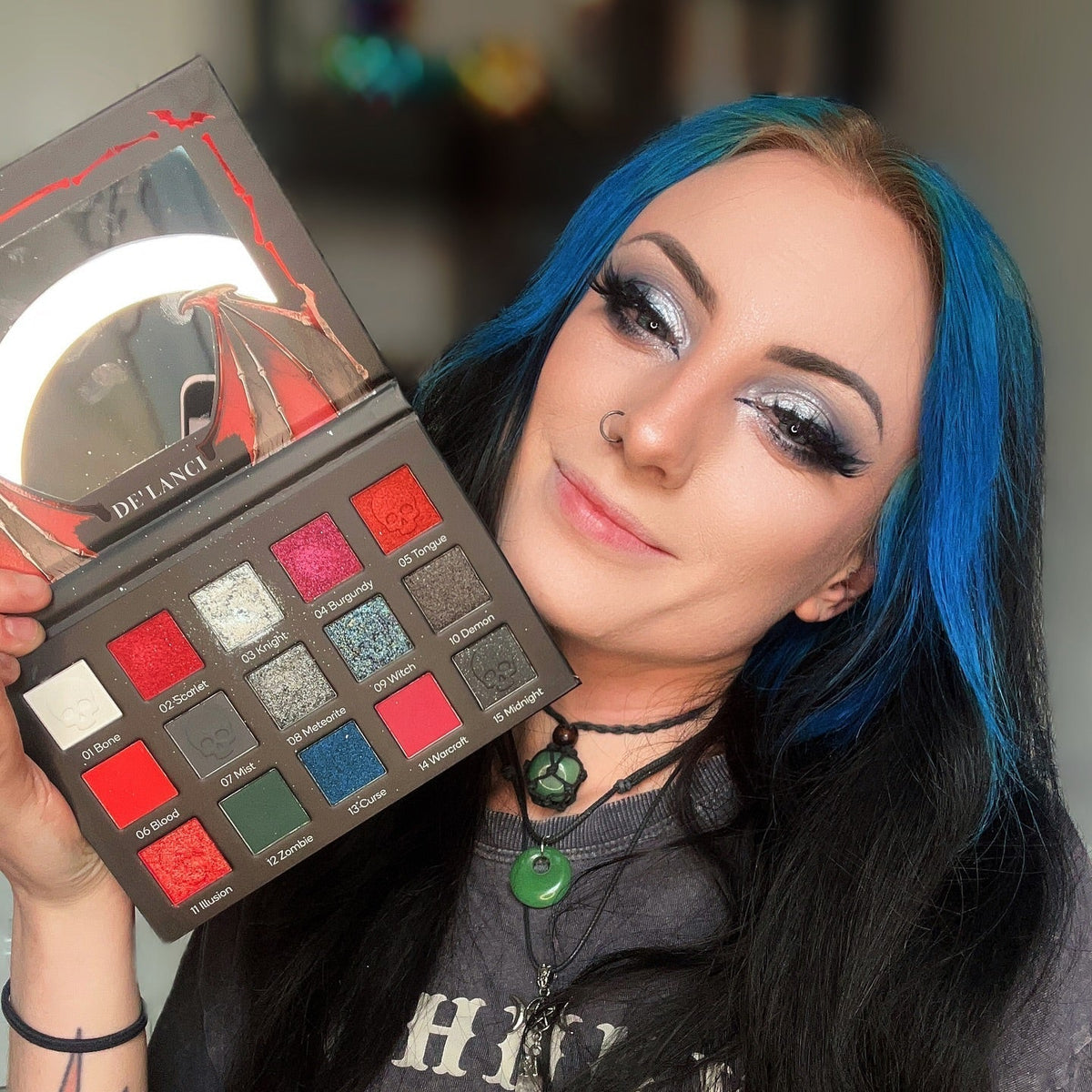 YUCCA´GLOW Warcraft Illusion 15-Color Red & Black Pigment Eyeshadow Palette